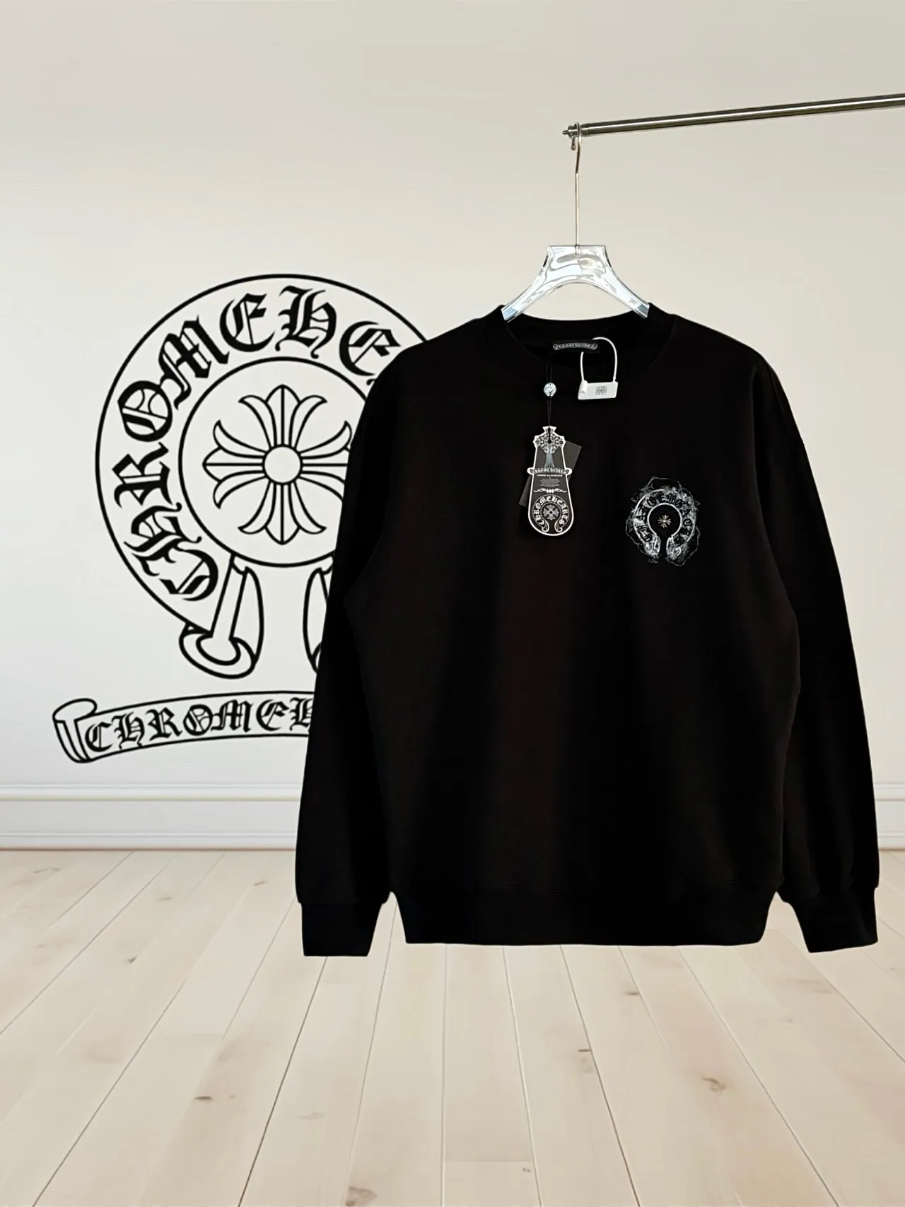 P250 [High Quality] Chrome Hearts Embroidered Horseshoe Rivets🪡+Watermark Letters‼ ️Round neck sweatshirt *Customized 420g terry cotton fabric, soft, skin-friendly and comfortable *Embroidery process: front horseshoe print + rivet embroidery *A very simple and elegant classic continuation. It is unparalleled in terms of upper body comfort, interpreting your luxury and taste, and creating your fashion style and charm. Three complete standards. Same style for men and women. 𝐂𝐎𝐋𝐎𝐔𝐑: Black/White 𝐒𝐈𝐙𝐄: S-XL